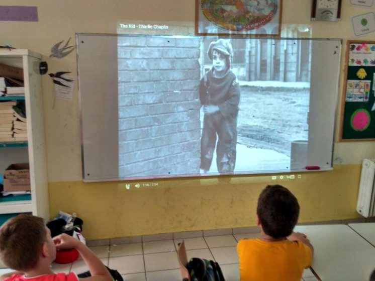 Παρακολουθούμε ένα μικρό απόσπασμα από την ταινία Τhe kid με τον Charlie