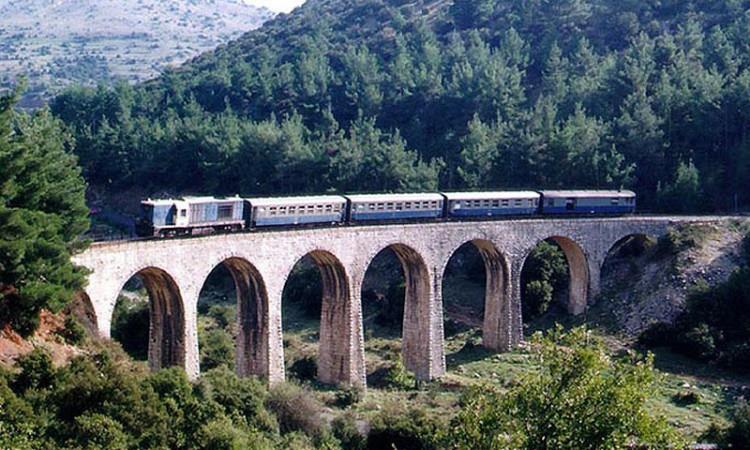 25 σταθμούς και στάσεις. Ο σιδηροδρομικός σταθμός σταμάτησε να εκτελεί δρομολόγια το 2011.