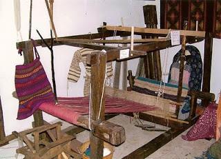 Φωτογραφική απεικόνιση αργαλειού από ιδιωτικό λαογραφικό μουσείο του κ. Λεωνίδα Θεοχάρη Η αλλαγή που έφερε η εξάπλωση της βιομηχανίας στον τρόπο ζωή μας επηρέασε βαθιά τη θέση της γυναίκας-υφάντρας.