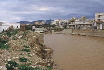 Εκδηλώνεται επίσης από υποχώρηση φραγμάτων και στην περίπτωση αυτή οι επιπτώσεις είναι πολύ μεγάλες.