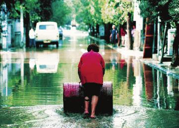 Αν πρέπει οπωσδήποτε να βαδίσετε ή να οδηγήσετε σε περιοχές που έχουν πλημμυρίσει: Προσπαθήστε να βρείτε σταθερό έδαφος. Αποφύγετε νερά που ρέουν.