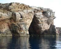 .» Οδυσσέας Ελύτης Η Αμοργός βρίσκεται στο ανατολικό άκρο των Κυκλάδων και είναι το 7 ο σε μέγεθος νησί. Διαθέτει 2 λιμάνια, τα Κατάπολα και της Αιγιάλης.