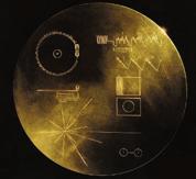 Kosmiskā aparāta Voyager bortam ir piestiprināts ar zeltu pārklāts disks, kurā ierakstīts vēstījums ārpuszemes civilizācijām. Tajā ir ierakstīti attēli, mūzika un sveicieni daudzās valodās.