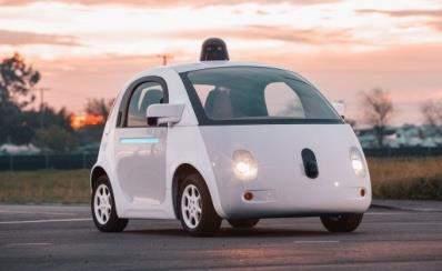 Tetapi ada pakar penganalisis automotif menjangkakan kereta tanpa kawalan pemandu tidak akan wujud di pasaran global hingga awal atau pertengahan 2020, kerana halangan