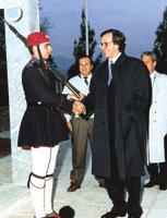 Ισοδυναμεί με την συσσώρευση αμύθητου πλούτου για την ολιγαρχία και ταυτόχρονα είναι αιτία τρόμου και αφανισμού για το λαό, που αποτελεί εξάρτημα εκμετάλλευσης τόσο των πολυεθνικών όσο και των εκεί