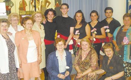 Κωστόπουλος Το τραπέζι της κ. Φρίντας Μιχαηλίδη με τον σύζυγό της. Δεξιά ο π.
