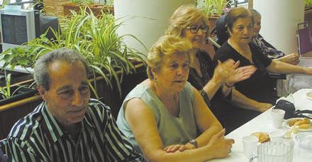 Δεξιά, ο πατέρας Βασίλειος, αριστερά ο Πήτερ και στο μέσον ο Ίαν Στελέχη του συλλόγου Απο αριστερά Ηλίας Κουζούκας, Ισμήνη
