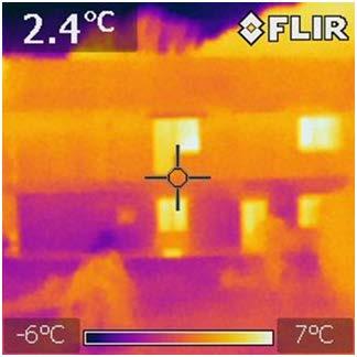 4.3 Snemanje objekta s termovizijsko kamero Slike, ki sva jih posneli s termovizijsko kamero imajo tudi barvno lestvico, s katero lahkos iz slike odčitamo temperaturo posameznih delov zgradbe.