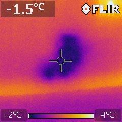 Na sliki lahko vidimo vzhodno stran hiše. Na tem posnetku zaznamo dva odstopanja, ki bosta podrobneje predstavljena. S podatki, da ima stena temperaturo 0.