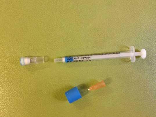 6 Εικόνα 3: Τοποθέτηση της βελόνας στο ειδικό καουτσούκ της συσκευασίας Αµέσως µετά τη λήψη του δείγµατος ρολλάρετε τη σύριγγα στα