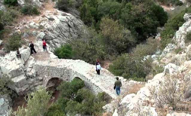 Ιωνία για Μονή Οσίου Λουκά, που θα έχουμε μια μικρή ξενάγηση. Αφού ολοκληρώσουμε την επίσκεψη, συγκεντρωνόμαστε για την εκκίνηση της πεζοπορίας μας.