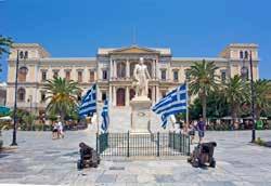 Όμως πες λόγω ιστορίας, λόγω ιδιαίτερης κουλτούρας και πολιτισμού, η Σύρος ξεχωρίζει εύκολα απ τα γειτονικά Κυκλαδονήσια: δεν μοιάζει με κανένα άλλο και