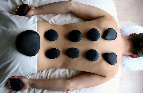 Μασάζ Hot Stones & Hot Stones Shiatsu Το Hot stone massage είναι μια ειδική μέθοδος μασάζ που χρησιμοποιεί ως μέσο μάλαξης λείους, θερμασμένους μέσα σε νερό λίθους.