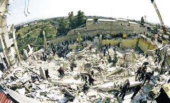 Επιστημονικά Θέματα Εικόνα 5: Ολική κατάρρευση εργοστασίου Ρικομέξ με 39 θύματα από μεσαίας έντασης σεισμική δόνηση λόγω κακής στατικής και αντισεισμικής σχεδίασης και κατασκευής (Αθήνα, 07/09/99) Η