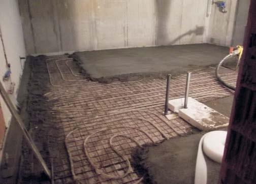 PRETHODNA STRANA: Površine otvorenih i zatvorenih bazena obložene su staklenim mozaikom koji je lepljen ELASTORAPID om.