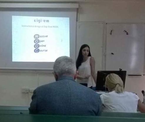 Μαρία Νιάρη, από το ΙΔΒΕ του ΤΕΙ Αθήνας, παρουσίασε τη μεθοδολογία και τον εκπαιδευτικό σχεδιασμό για το Μαζικό Ανοικτό