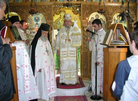 Ο Θεοφιλέστατος Επίσκοπός μας διευκρίνισε, ὅτι ὑπάρχουν δύο εἴδη ἐπαφῆς: α) ἡ ἐξωτερικὴ ἐπαφή, σὰν καὶ αὐτὴ τοῦ ὄχλου ποὺ συνέθλιβε τὸν Κύριο καὶ Τὸν ἄφησε ἀδιάφορο, καὶ β) ἡ ἐσωτερικὴ ἐπαφή, ἡ ὁποία