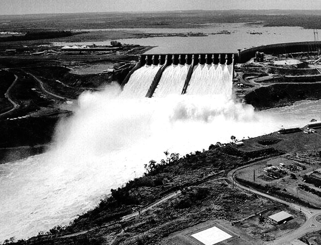 2.7. att. Itaipu HES. 1995. gadā Itaipu HES saražoja 25% no Brazīlijai, un 78% no Paragvajai nepieciešamā enerģijas daudzuma.