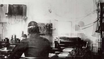 και αξιωματικός της Σχολής του Βασιλικού Ναυτικού Torpedo, κατασκεύασε ένα ασύρματο σετ το 18