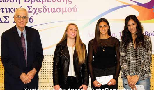 Ο πρόεδρος της ΚΟΕ κ. Ντίνος Μιχαηλίδης βράβευσε τις πρώτες νικήτριες του Παγκυπρίου πρωταθλήματος Γυναικών Μαριέλλε Ρουσή, Καλυψώ Σταύρου και Ναταλία Χριστοφή.