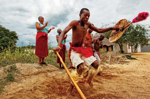 Locals at Shangana-Tsonga village engaged in a colourful tribal dance Ο χορός ιθαγενών από μέλη της τοπικής φυλής στο χωριό Shangana-Tsonga Στην Αφρική με τα εξαίσια τοπία συναντήσαμε από