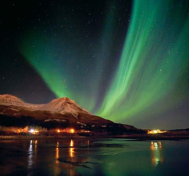 Oct-Dec 10 REYKJAVIK ΡEΪΚΙΑΒΙΚ Latitudes City secrets Aurora borealis Reykjavik from