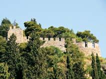 Oct-Dec 10 MOUNTAINOUS NAFPAKTIA ΟΡΕΙΝΗ ΝΑΥΠΑΚΤΙΑ Latitudes Short breaks Στο παλιό βενετσιάνικο λιμανάκι. Εδώ κρύβεται η ψυχή αυτής της πόλης που ενώνει ερωτικά βουνό και θάλασσα εδώ ξεκινάνε όλα.