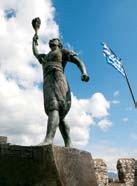 Κάνω μια στάση στην πέτρινη βρύση που βρίσκεται κάτω από τον μεγάλο πλάτανο στον Άγιο Δημήτριο, λίγο πριν ανηφορίσω για το Κάστρο με τα πέντε διαζώματα, ίσως το πιο καλοδιατηρημένο της Ελλάδας.