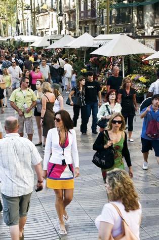 Κρυμμένο πίσω από την εκκλησία, ανακαλύπτω το μινιμαλιστικό Alkimia (+34 93 2076115) που ανήκει στην ελίτ των εστιατορίων της νέας καταλανικής κουζίνας.