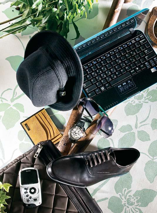 STYLING: LAMPROS LIOSSATOS, PHOTOS: CHRISTOS SIATOS/DIGITAL STUDIO LIBERIS Samsung laptop, 399 (Germanos)* Hat Καπέλο, 85 (Lacoste)* Cesare Bacioti sunglasses Γυαλιά ηλίου, 260 (Optical)* Business