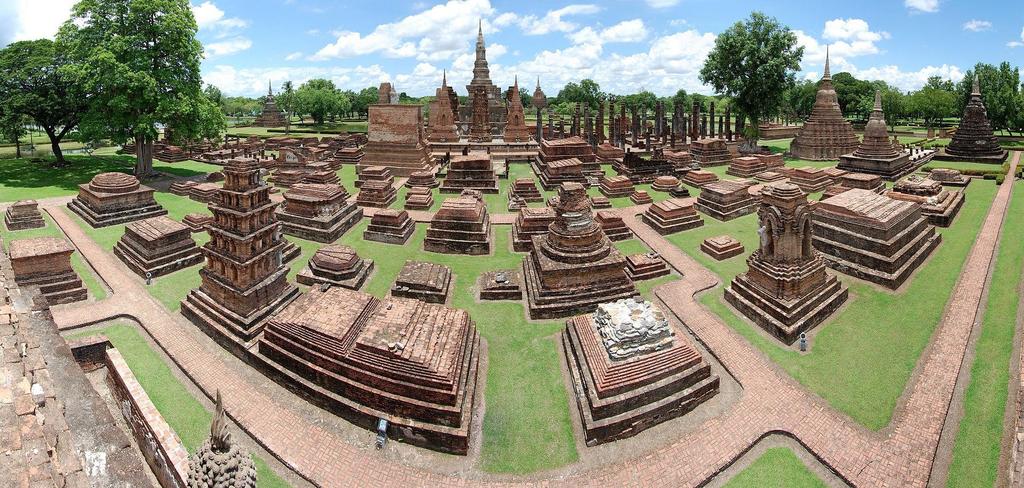 6η ΗΜΕΡΑ: ΤΣΙΑΝΓΚ ΡΑΪ - ΣΟΥΚΟΤΑΪ Πρωινή αναχώρηση για το Σουκοτάι, την πρώτη πρωτεύουσα της Ταϊλάνδης, λίκνο του ταϊλανδέζικου πολιτισμού, πυρήνα του πρώτου ανεξάρτητου βασιλείου της χώρας (1238).