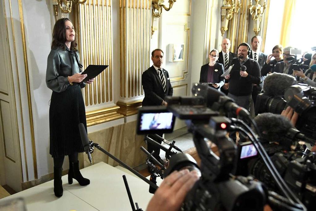 Η Σάρα Ντάνιους, εκπρόσωπος της Σουηδικής Ακαδημίας ανακοινώνει το Νομπέλ Λογοτεχνίας για το 2017 (Reuters) Το βραβείο συνοδεύεται από χρηματικό έπαθλο εννέα εκατομμυρίων σουηδικών κορωνών (945.