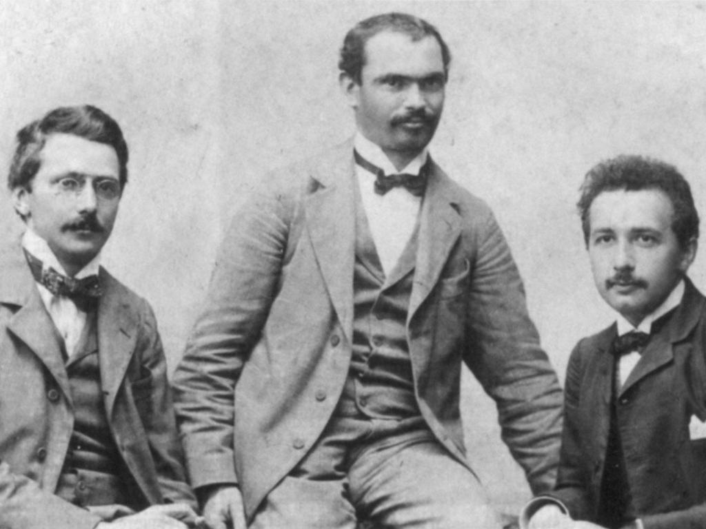 Ακόμη και μετά την απόκτηση του πτυχίου της Φυσικής, ο Αϊνστάιν δεν μπορούσε να βρει εργασία στα πανεπιστήμια και η αρχική προσπάθεια του να αποκτήσει ένα διδακτορικό - που θα τον βοηθούσε στην