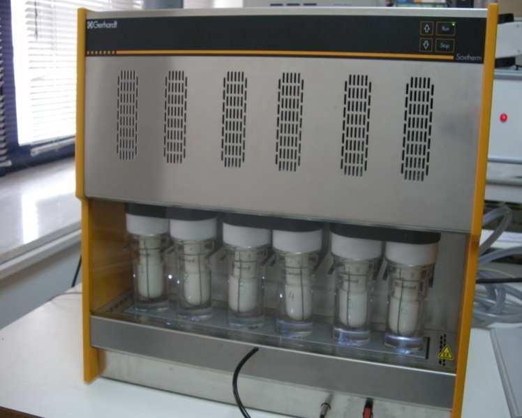 γυάλινες φιάλες εκχύλισης που περιείχαν τα δείγµατα, τοποθετήθηκαν στην ειδική συσκευή εκχύλισης λιπαρών ουσιών (συσκευή Soxtec) (Εικ. 2.2 & Εικ. 2.3).