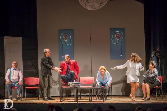 Παράσταση: «Group therapy του Laurent Baffie Έξι ασθενείς που πάσχουν από ιδεοψυχαναγκαστικές διαταραχές συναντιούνται στο σαλόνι ενός