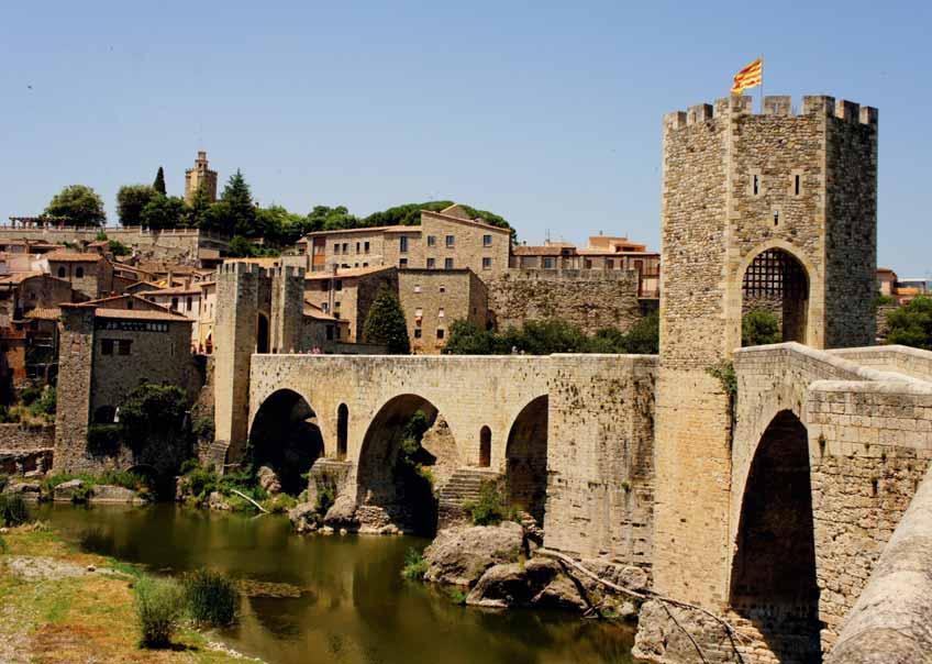 riandrus MÖLDER PAÏSOS Kataloonia kirdeosas asuv 2400 elanikuga Besalú linn. Linna huvitav vaatamisväärsus on 12. sajandist pärinev romaani stiilis sild, mis viib üle Fluvià jõe.
