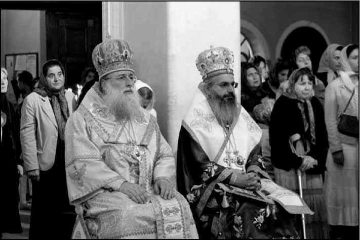 Ιερὰ Σύνοδος τῶν Ενισταμένων μεγάλου πλήθους πιστῶν. Ἐκ μέρους δὲ τῆς Ἀδελφῆς Ρωσικῆς Ὀρθοδόξου Ἐκκλησίας, ὑπὸ τὸν Μητροπολίτη κ. Ἀγαθάγγελο, συμμετεῖχε ὁ Αἰδεσιμ. π. Ρωμανὸς Κράβετς, ἀπὸ τὸ Βορονὲζ τῆς Ρωσίας.