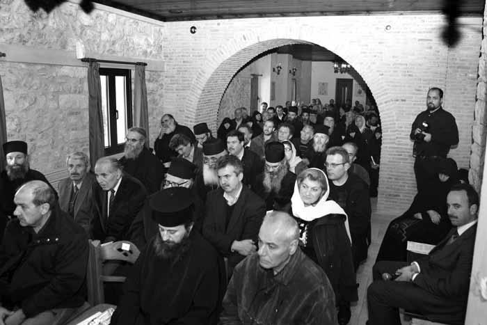 Παρασκευῆς Ἀχαρνῶν Ἀττικῆς. Μετὰ τὴν τέλεσι τῆς Θ. Λειτουργίας, στὴν μεγάλη Αἴθουσα-Ἀρχον ταρίκι τῆς Μονῆς ἄρχισαν οἱ ἐργασίες τῆς Συνάξεως. Χορὸς Μοναζουσῶν ἔψαλε ἐπίκαιρους εἰσαγωγικοὺς ὕμνους.