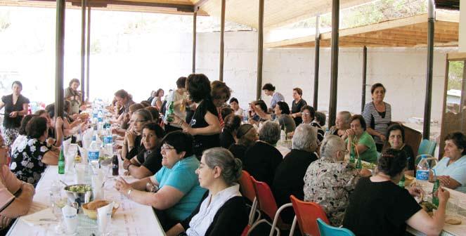 Στιγμιότυπα από το κοινό φαγητό Το απόγευμα του Σαββάτου όλη η ομήγυρη των γυναικών μετέβηκε στην κοινότητα Κάμπος, για να συμμετάσχει στον Εσπερινό, τον οποίο τέλεσαν ο Αρχιμανδρίτης Αγαθόνικος και