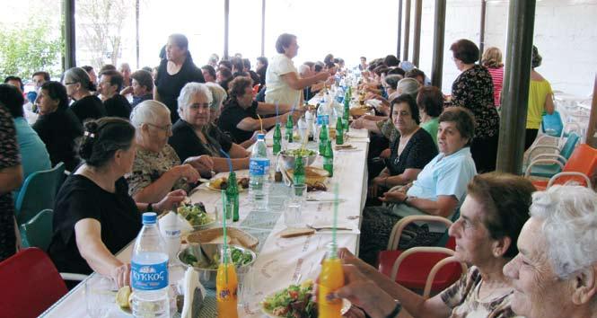 Στην εκκλησία του Αγίου Κυριακού οι γυναίκες είχαν την ευλογημένη ευκαιρία να προσκυνήσουν τεμάχιο του λειψάνου του Οσίου Κυριακού.