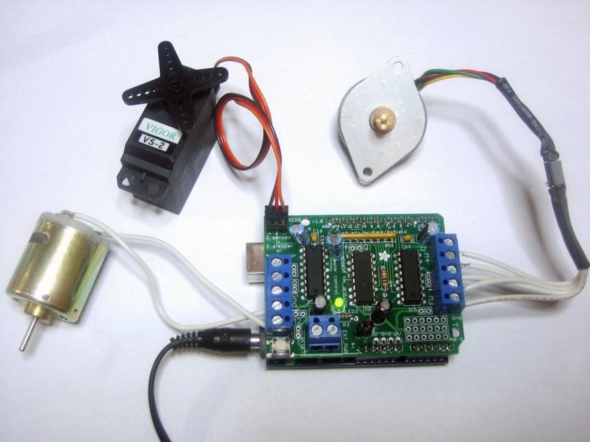 GPS shield: Προσθέτει GPS δυνατότητες στο Arduino (εντοπισμό στίγματος). Motor Shields: Φαίνεται στο σχήμα 2.29. Καθιστά πιο εύκολη την οδήγηση μοτέρ διάφορων τύπων (απλά DC, servo, stepper κ.λπ.