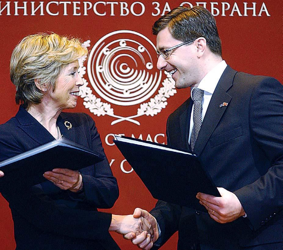 ΓΡΑΦΕΙ ΤΗΝ ΙΣΤΟΡΙΑ ΤΟΥ ΕΛΛΗΝΙΣΜΟΥ ΤΩΝ ΗΠΑ ΑΠΟ ΤΟ 1915 a b Τετάρτη 5 Μαρτίου 2008 / Wednesday, March 5, 2008 www.ekirikas.com ΕΠΙΣΚΕΨΗ ΚΟΝΤΟΛΙΖΑ ΡΑΪΣ ΣΤΗ ΜΕΣΗ ΑΝΑΤΟΛΗ (Πληροφορίες σελ.