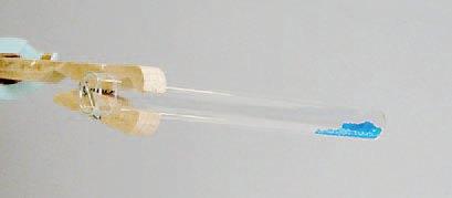 Πείραμα 2ο: Σε ποτήρι ζέσεως θερμαίνουμε 100 ml γάλα. Πλησιάζουμε μία ύαλο ωρολογίου πάνω από το ποτήρι. Παρατηρούμε ότι στην ύαλο ωρολογίου εμφανίζονται σταγόνες νερού. Άρα το γάλα περιέχει νερό.