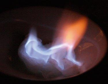 Στο μείγμα που δημιουργήσαμε εμβαπτίζουμε ένα μαντίλι και το αναφλέγουμε.