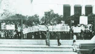 Ú ÛÙËÚÈfiÙËÙÂ Στον αυλόγυρο του Πολυτεχνείου (φωτογραφία) 1. Ò ÓÈÒıÔ Ó ÙÔ ÁfiÚÈ Î È Ë ÎÔapple Ï appleô Ú ÛÎÔÓÙ È Ì Û ÛÙÔ ÔÏ ÙÂ ÓÂ Ô; 2.