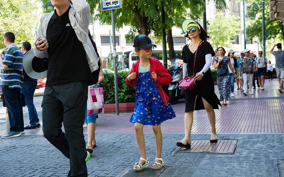 Ανάμεσα στα σπινθηροβόλα διαμάντια-μπριγιάν, δεμένα με ζαφείρια στο χρώμα του ωκεανού, η μικρή ταμπέλα με τα κινεζικά λογογράμματα «ανακοινώνει» ότι το κατάστημα επί της οδού Βουκουρεστίου δέχεται
