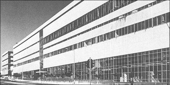Οι περιπέτειες του εργοστασίου Φιξ Η εγκατάλειψη Στα τέλη της δεκαετίας του 1970, το εργοστάσιο ζυθοποιίας μεταφέρθηκε έξω από την Αθήνα και το συνολικό κτίριο, αν και σε άριστη τότε κατάσταση,