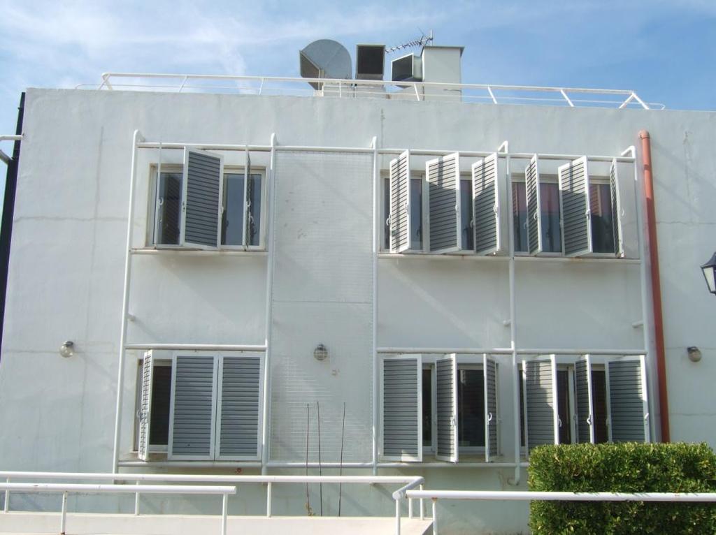 Χκίαςτρο (Π10) www.spitia.gr Ψα ςυςτιματα ςκίαςθσ επιτρζπουν ζναν ικανοποιθτικό ζλεγχο των θλιακϊν φορτίων και τθ μετάδοςθ του φωτόσ.