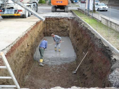 Dupa efectuarea acestor lucrari de constructii, se va proceda la: transportul structurii sistemului subteran in santier; descarcarea in cuva a sistemului subteran asamblat cu o macara cu sarcina