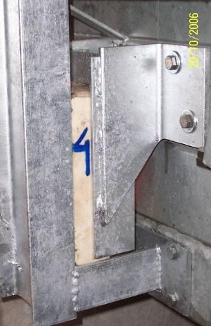 Balamalele, echipate cu accesorii de ungere, sunt de mari dimensiuni, si sunt fixate prin sudura pe structura,